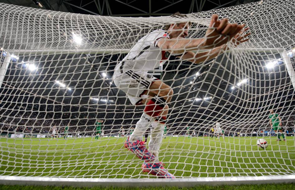 Il tedesco ​​Thomas Mueller festeggia il primo gol (di Kroos) durante la partita di qualificazione per Euro 2016 tra Germania e Irlanda terminata 1-1 (Getty Images)